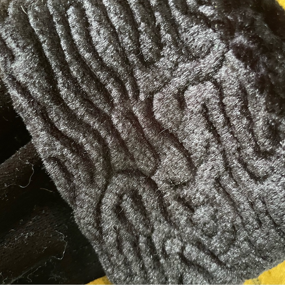 NWOT Elegant Black Velvet Gloves, Size OS - Picture 3 of 4